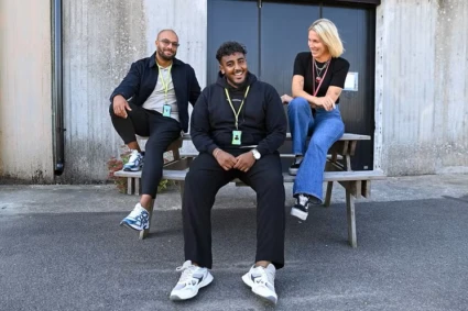 Tim, Eyobel och Emelie från Youngstival sitter på ett bord.