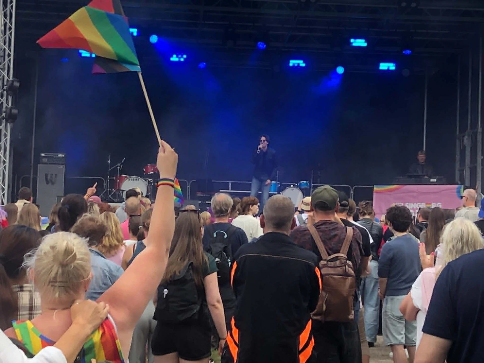 Pridefirare framför en scen i Musikparken (Pride Park).
