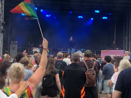 Pridefirare framför en scen i Musikparken (Pride Park).