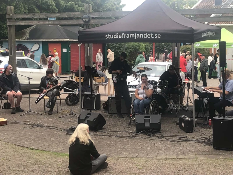 Musikunderhållning i ett tält från Studiefrämjandet.
