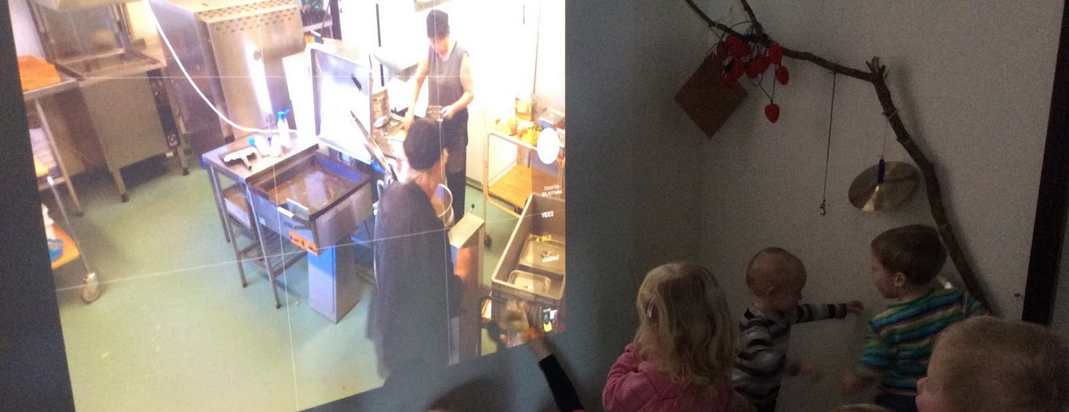 Spegla olika miljöer på förskolan med projektorn