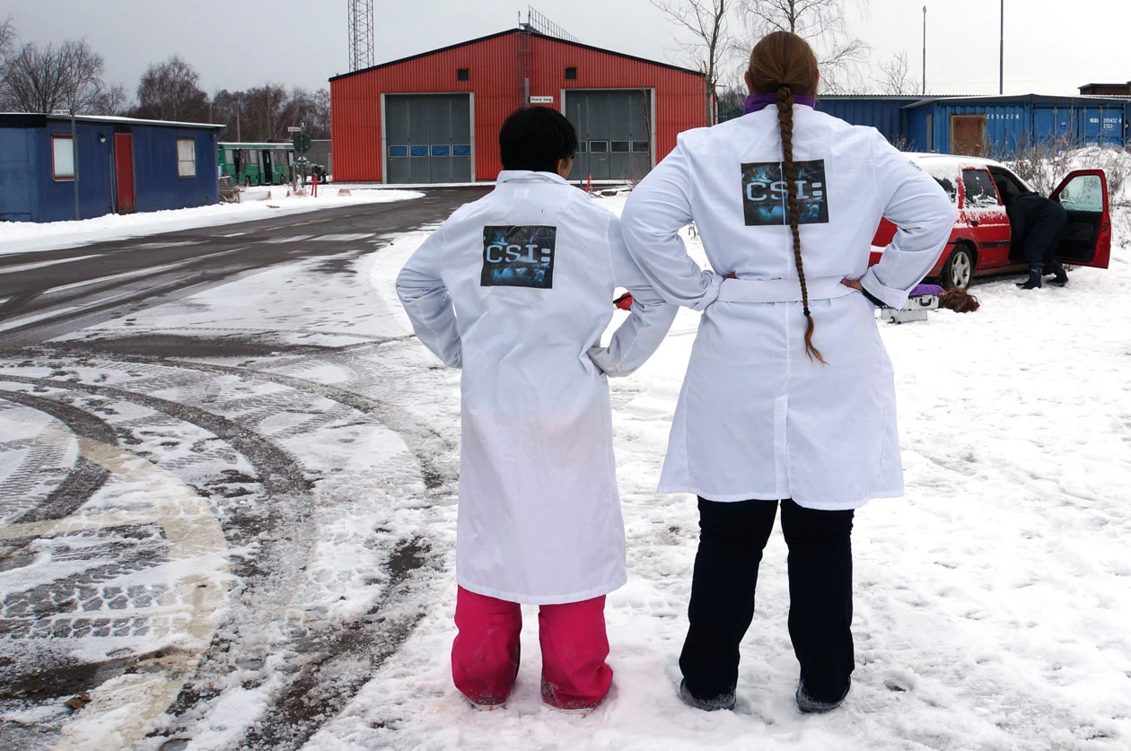 Marika och Sofie i sina CSI-rockar framför "brottsplats" på Brandorama