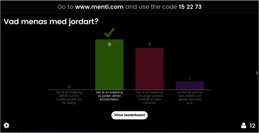 Fig3. Elevernas vy i telefonen/datorn. Eleverna loggar in på aktuell quiz genom att följa instruktionerna överst. Det finns även QR-kod för ännu snabbare tillgång.