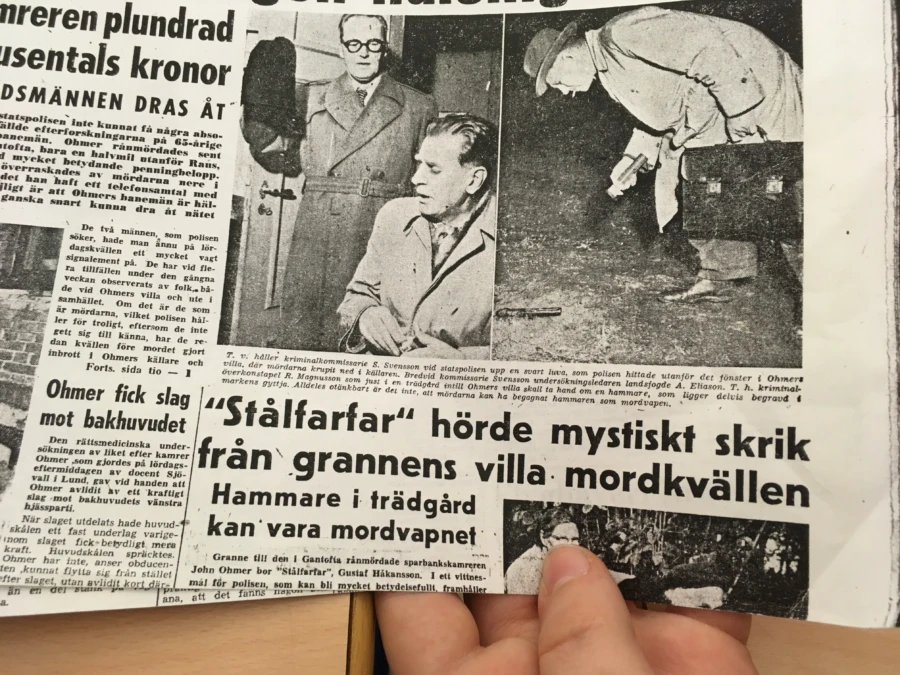 Foto: Camilla Göransson. Eleverna läser tidningsartiklar från 1953. Tack till Glenn Andersson.