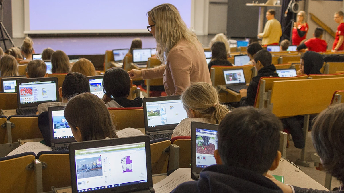 Elever i aulan på Pedagogiskt center.