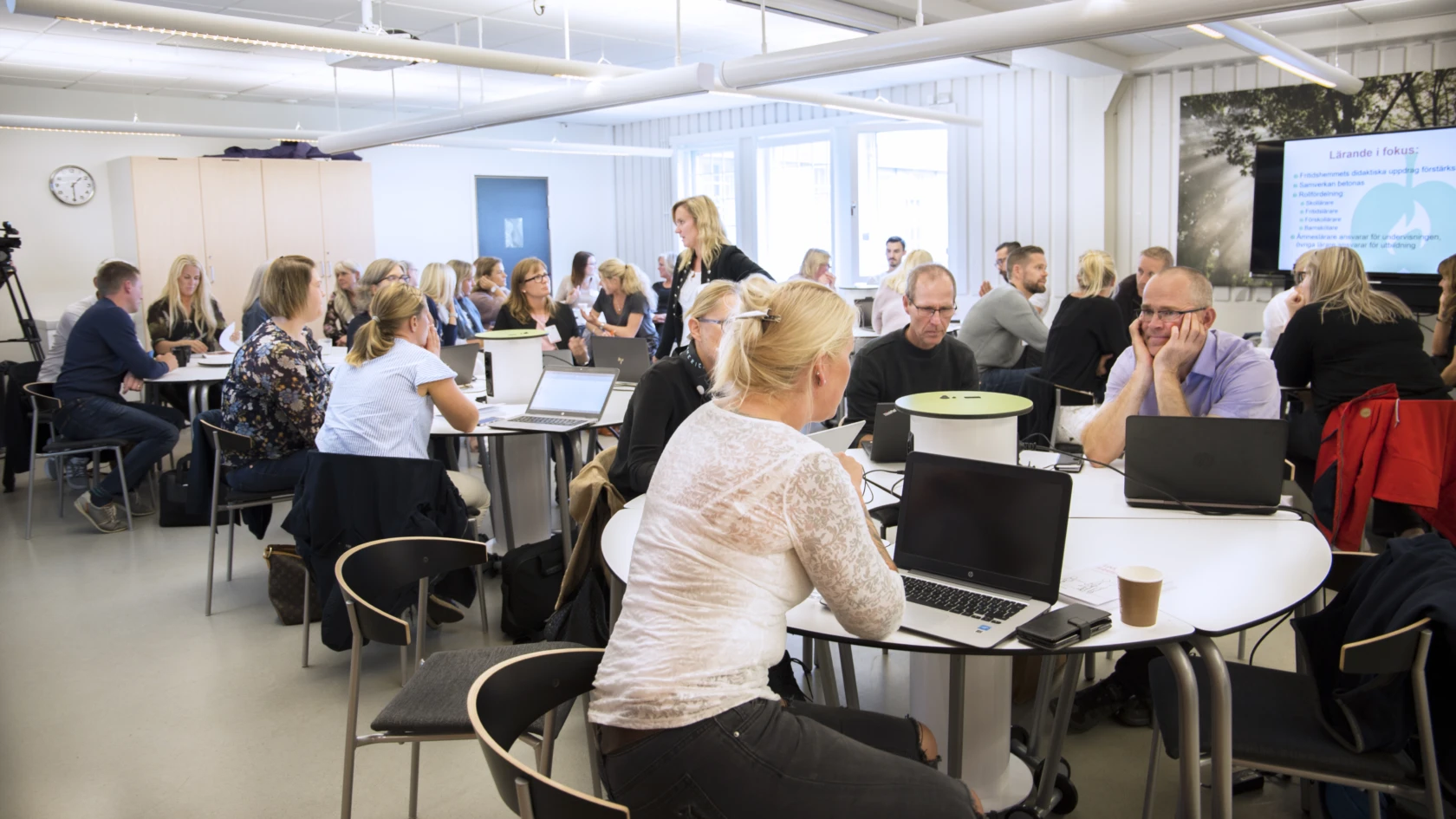 Skolledare diskuterar kring ett bord