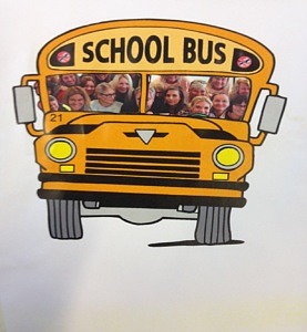 tecknad skolbuss med fritidshemmets pedagoger i fönstren