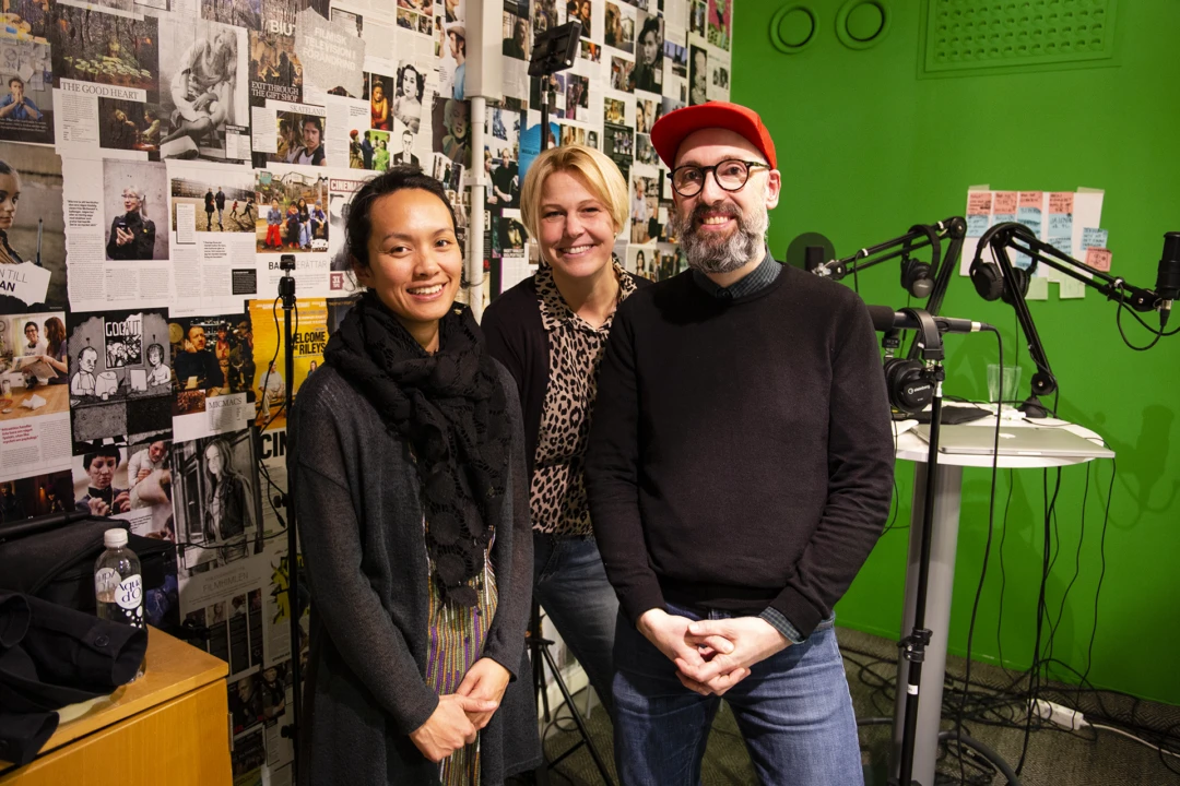 porträtt på tre personer i en studio