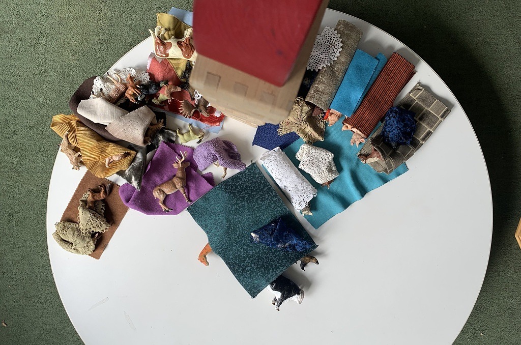 leksaksdjur på ett bord inrullade i tygbitar