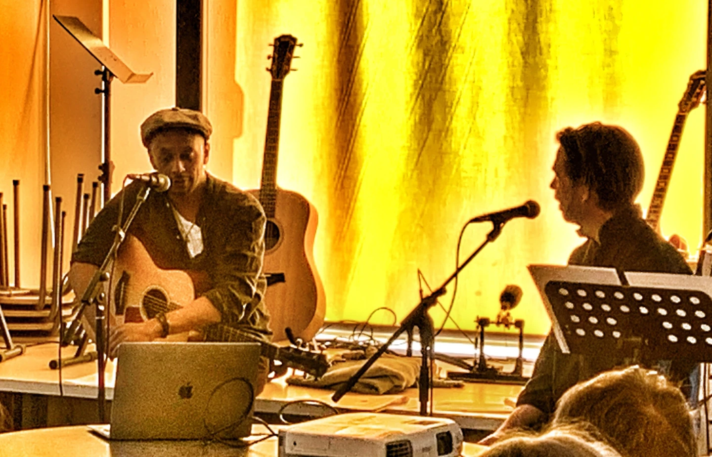 Daniel Lemma och läraren Mikael Cavallin samtalar i musiksalen på Holstagårdsskolan.