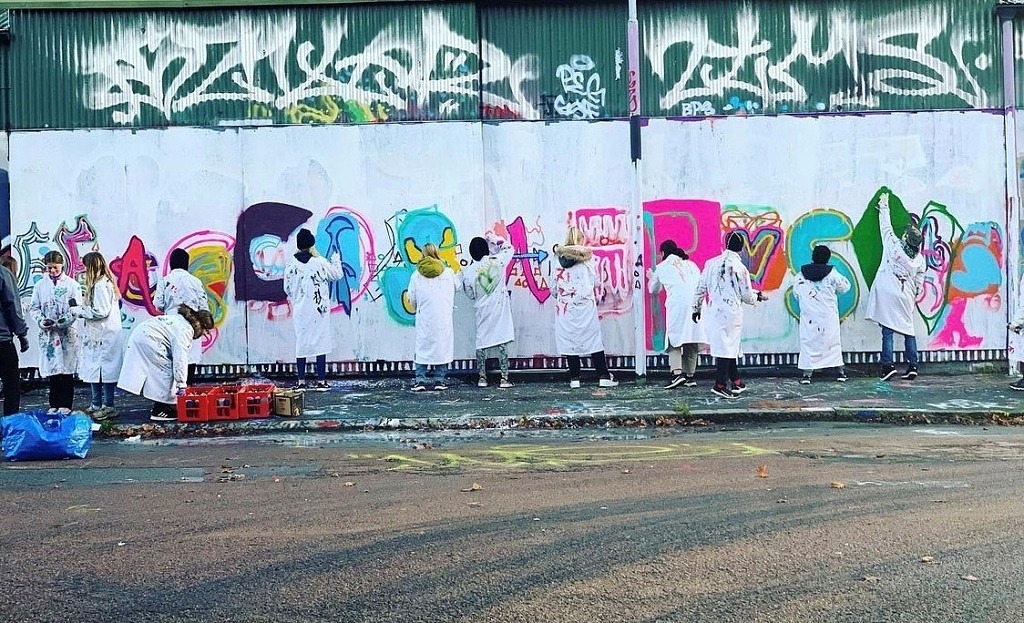 Graffiti färgsatte elevskåp på skola