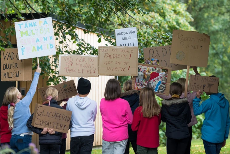 barn som håller upp demonstrationsskyltar