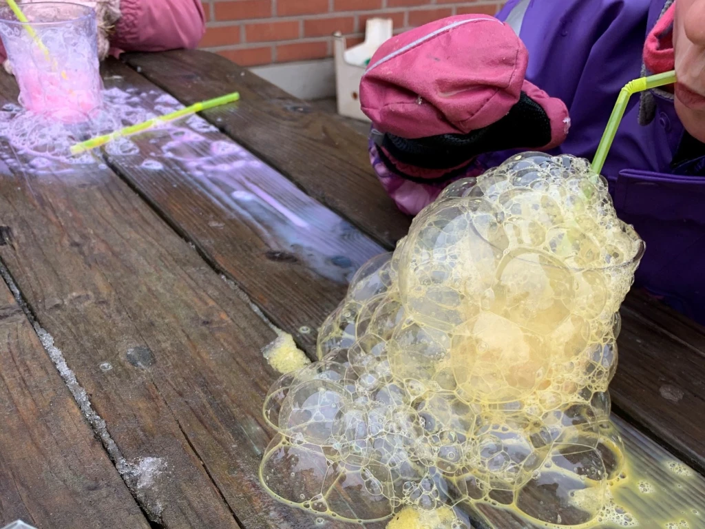 sugrör som gjort bubblor i ett glas med vätska