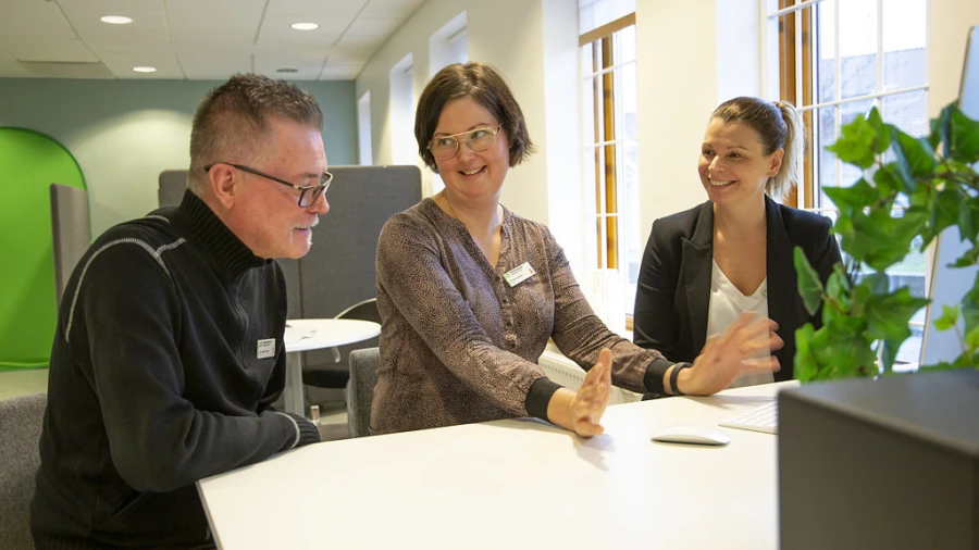 Mentorn Sten-Ingmar Hemert, NO-läraren Johanna Lindblom och rektorn Ulrica Ekstrand på Gläntanskolan i Helsingborg.