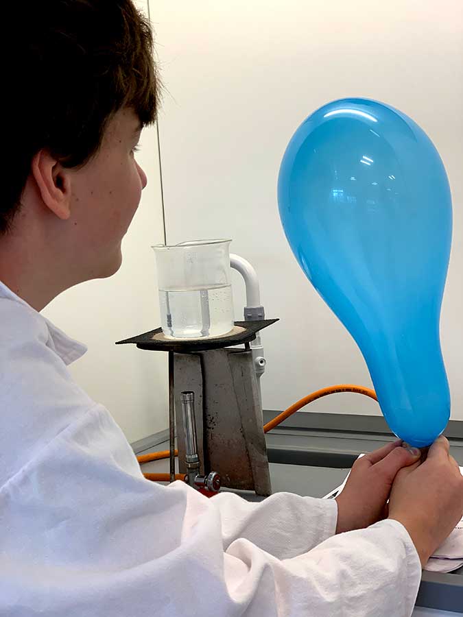 Elev fyller gas i en ballong i Molekyllabbet i Helsingborg
