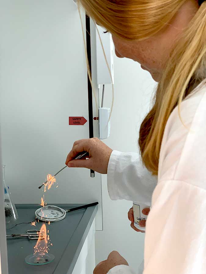 Elev bränner magnesium över en låga i Molekyllabbet i Helsingborg