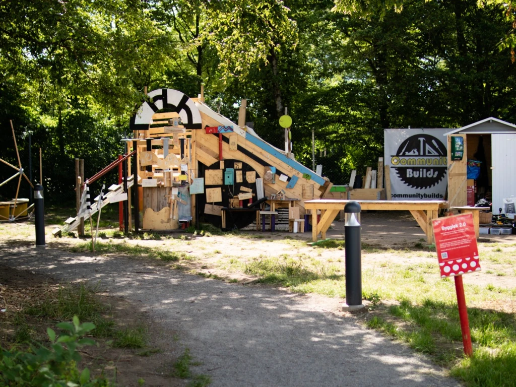 En bygglekplats i ett grönt område