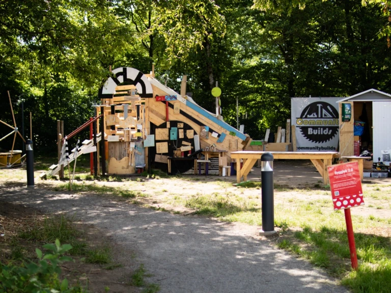 En bygglekplats i ett grönt område