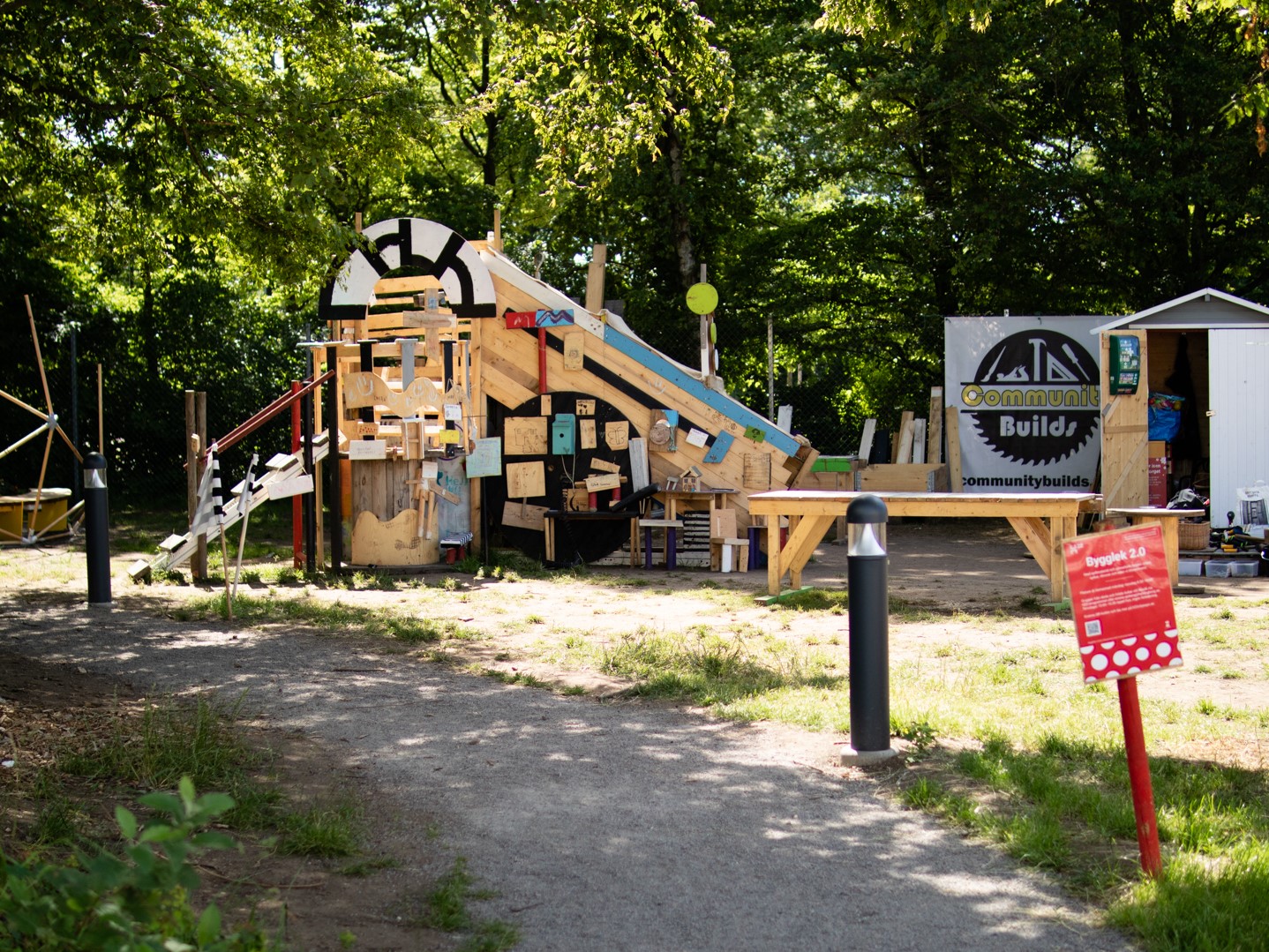 En bygglekplats i ett grönt område