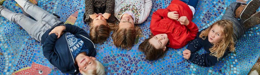 Barn i ett lekområde