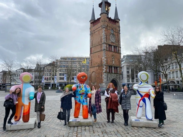 På besök i Kortrijk, Belgien – utställning med K-dolls. Alla i bild deltar i projektet: Aagje, Belgien, Catharina, Sverige, Emilia, Portugal, Lies, Belgien, Lena, Sverige, Joke, Belgien, Sonia, Portugal.