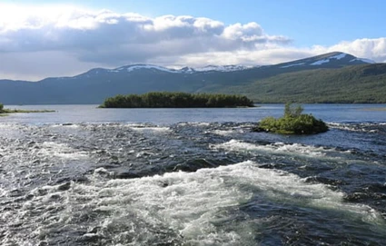 en flod med berg i bakgrunden