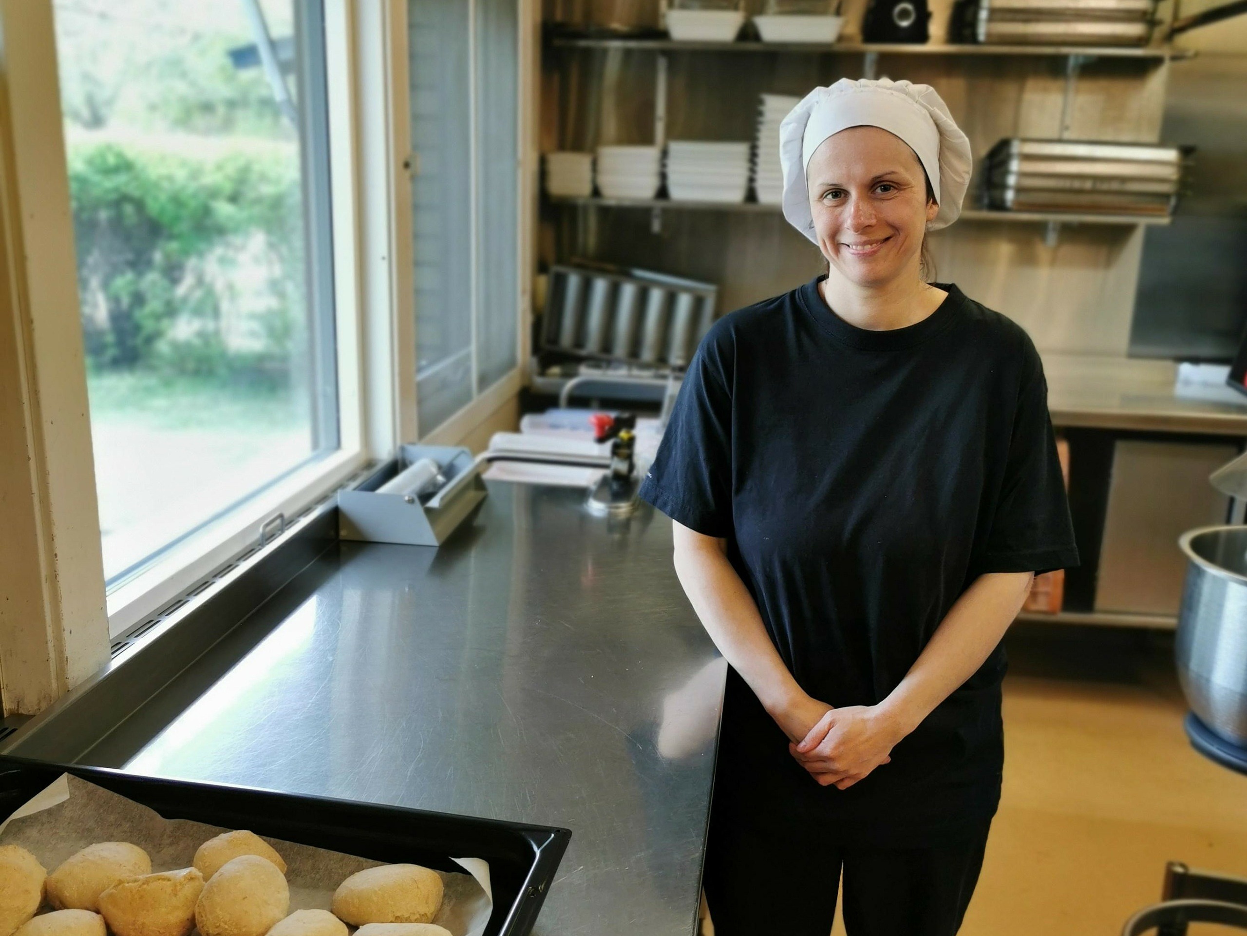Kocken Amela i köket på Solrosens förskola