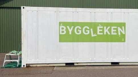 container med texten "byggleken"