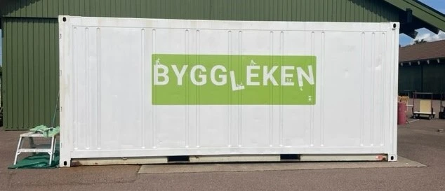 container med skylt "byggleken"