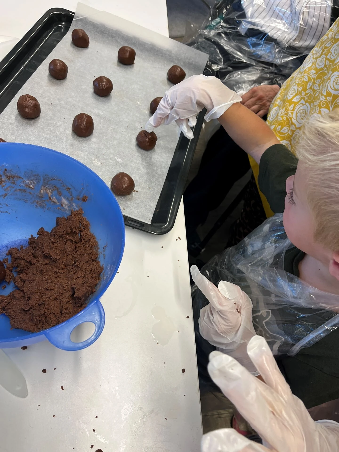 chokladbollar på en plåt