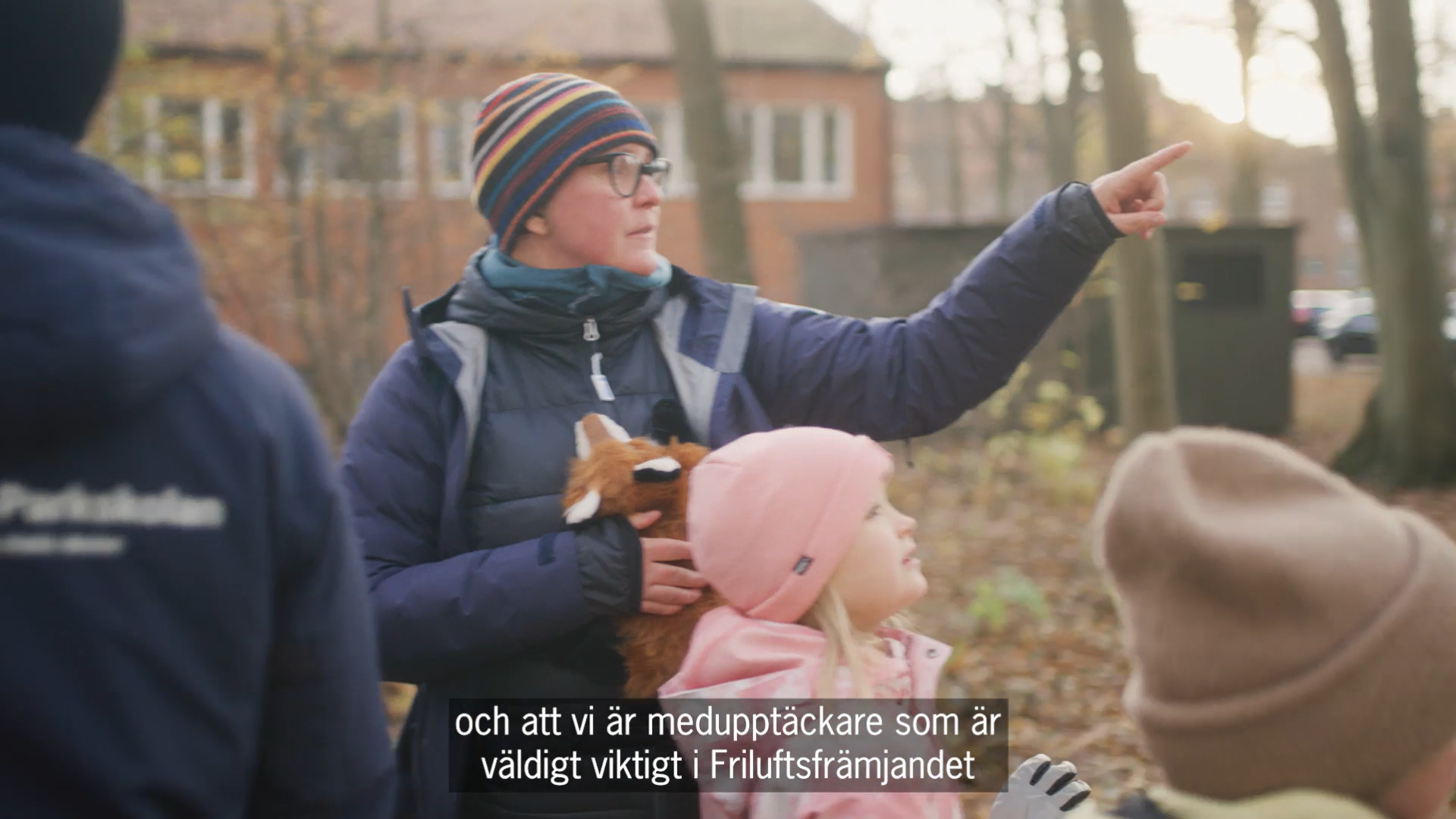 pedagog och elev studerar naturentext i bild: - och att vi är medupptäckare som är väldigt viktigt i friluftsfrämjandet