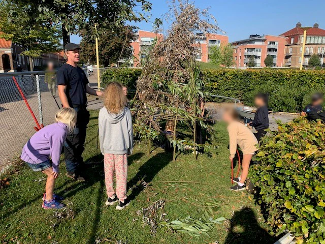 Elever på Tågaborgsskolan arbetar med den nya utemiljön både på skoltid och under fritids.