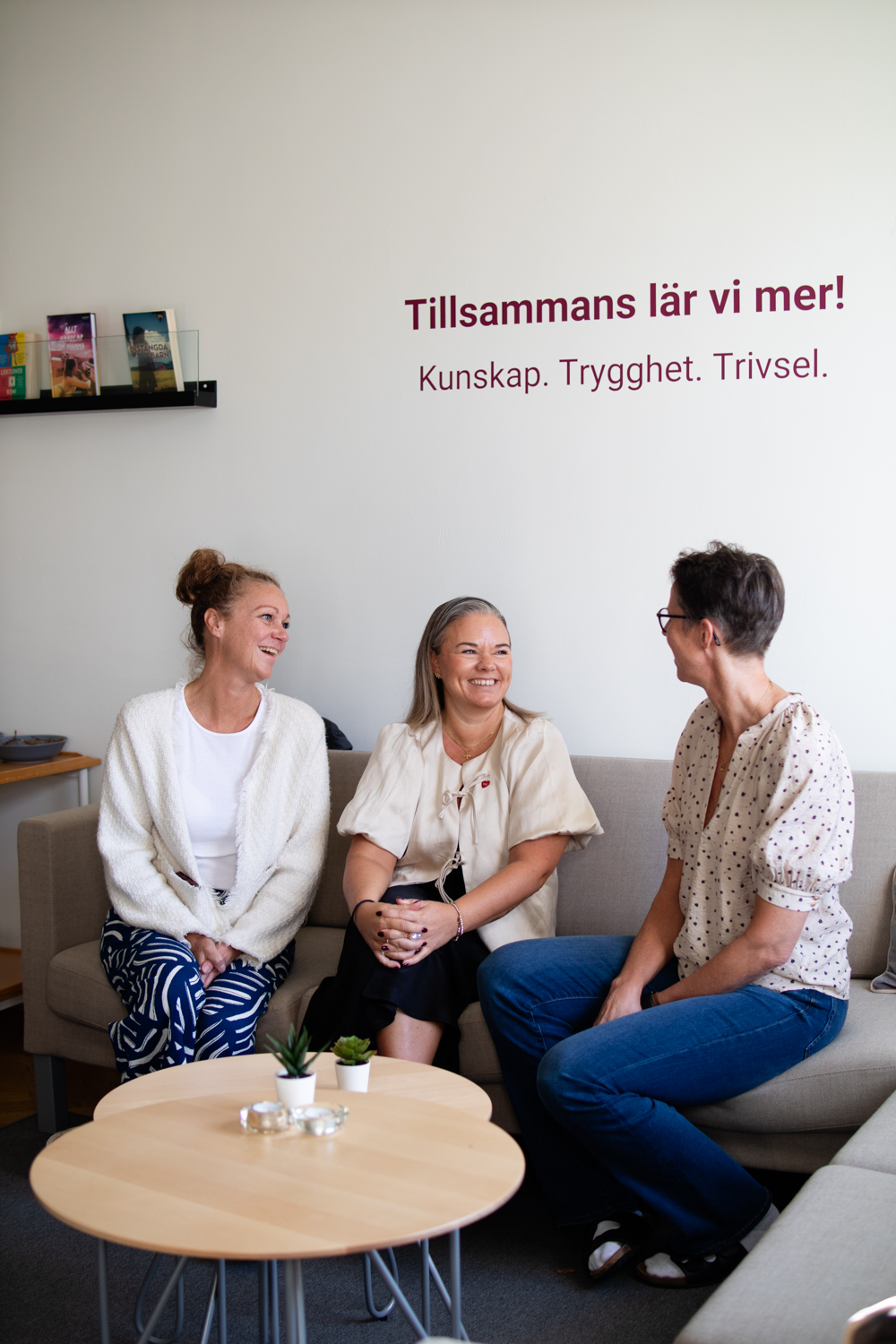 tre personer som pratar