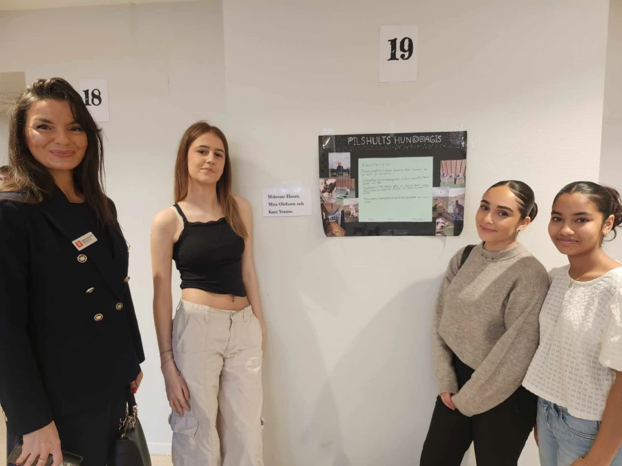 Barn- och utbildningsnämndens ordförande Dubravka Trejling Nikolić (L) tillsammans med elever på Maria Parkskolan.