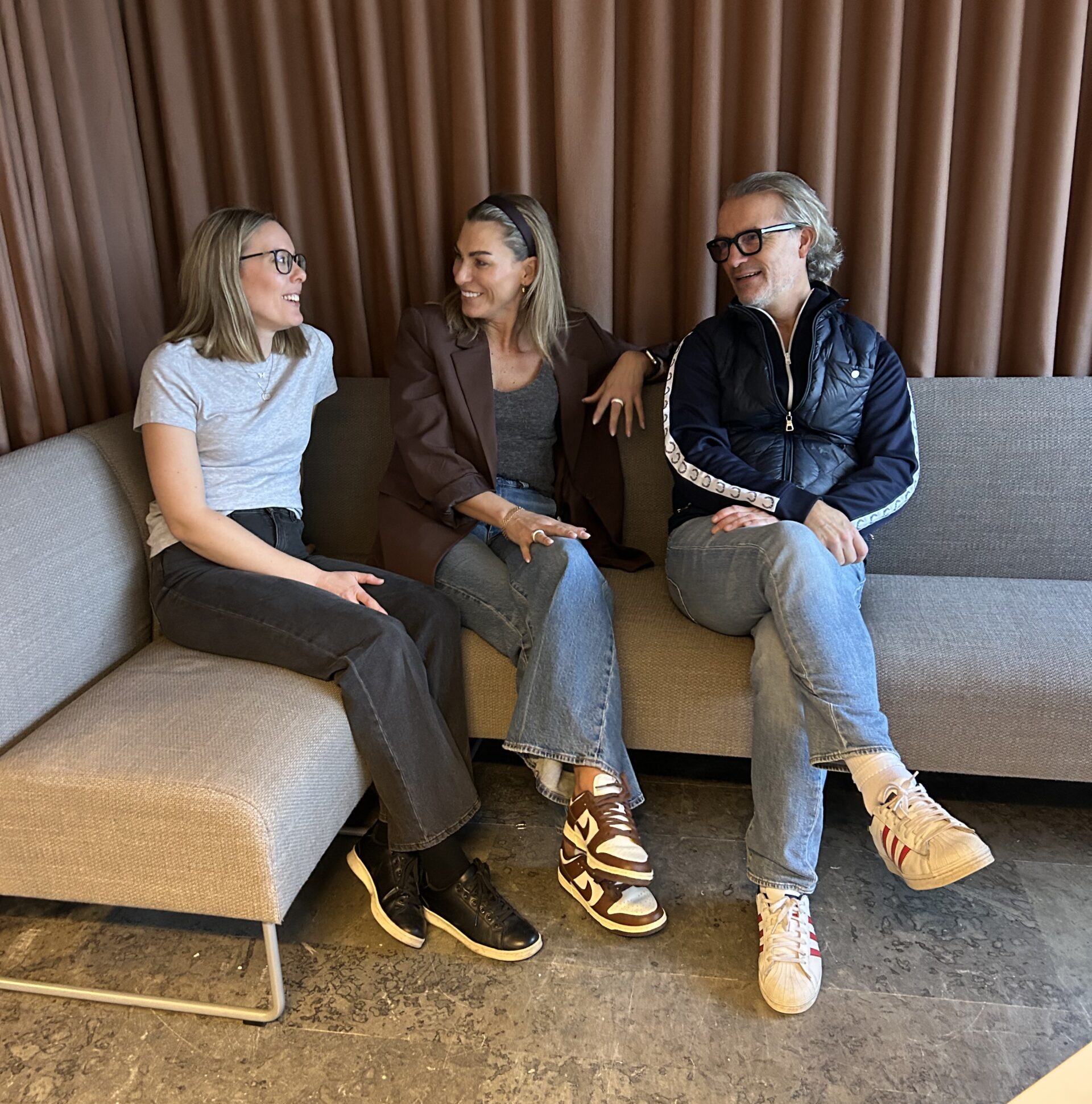 Tre personer sitter i en soffa. Personal och rektor på Wieselgrensskolan.
