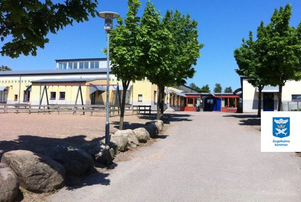 I förgrunden en stig som leder upp till Rebbelberga skola som syns i bakgrunden.