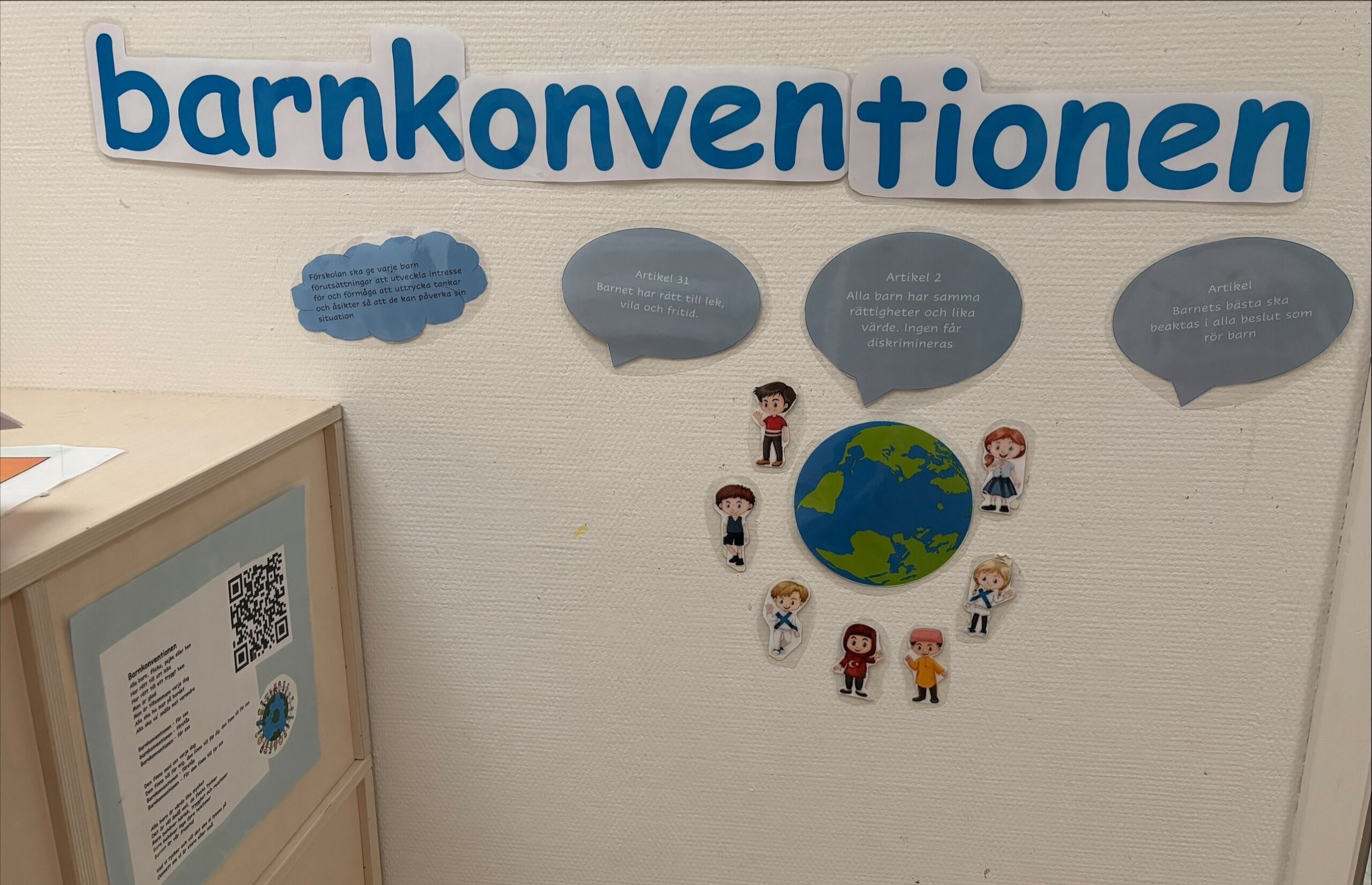 Ordet "barnkonventionen" står skrivet på väggen på förskolan