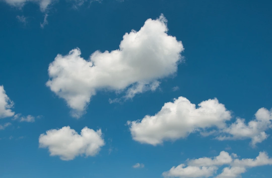 vita moln mot en blå himmel