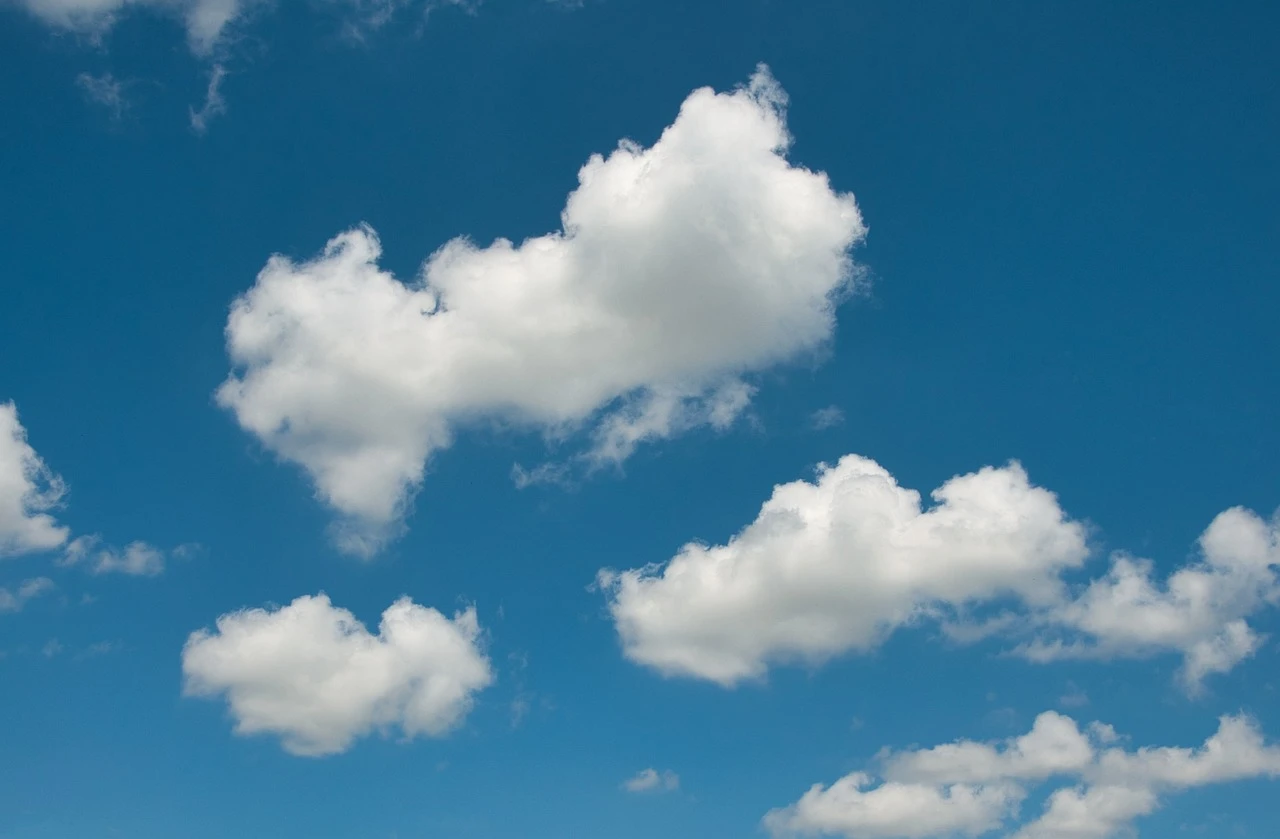vita moln mot en blå himmel