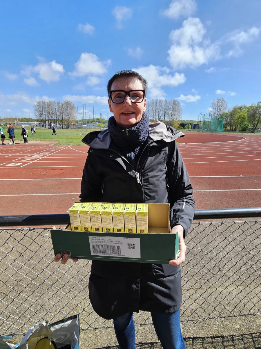 Yvonne på plats på årets friidrottsdag på Hedens idrottsplats.