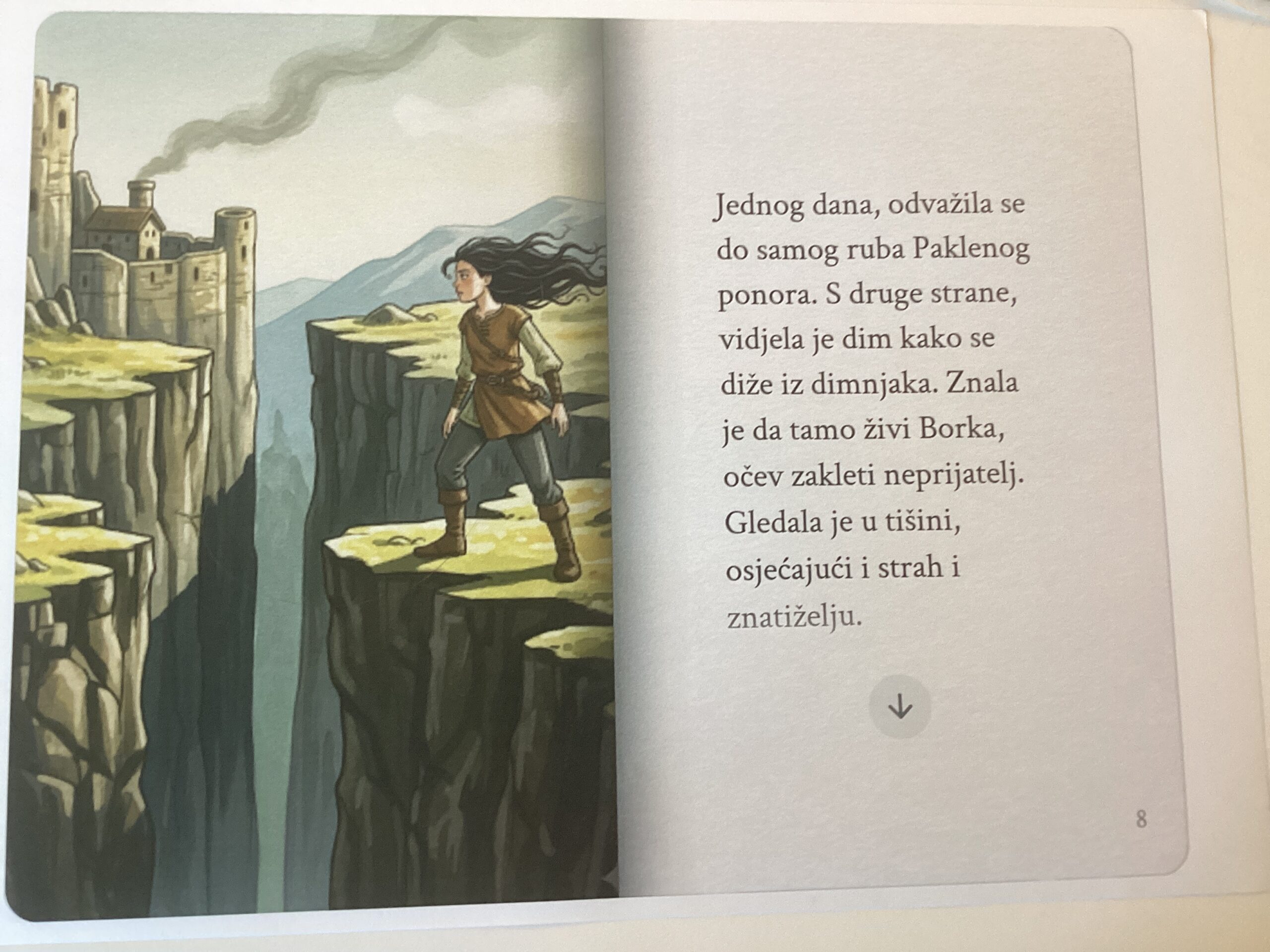AI-genererad illustration från Gemini Storybook: en person står vid kanten av en klippa med en ravin framför sig, på andra sidan syns en borg med torn och rök från skorstenen. Till höger finns kroatisk text som berättar om mod, rädsla och nyfikenhet.