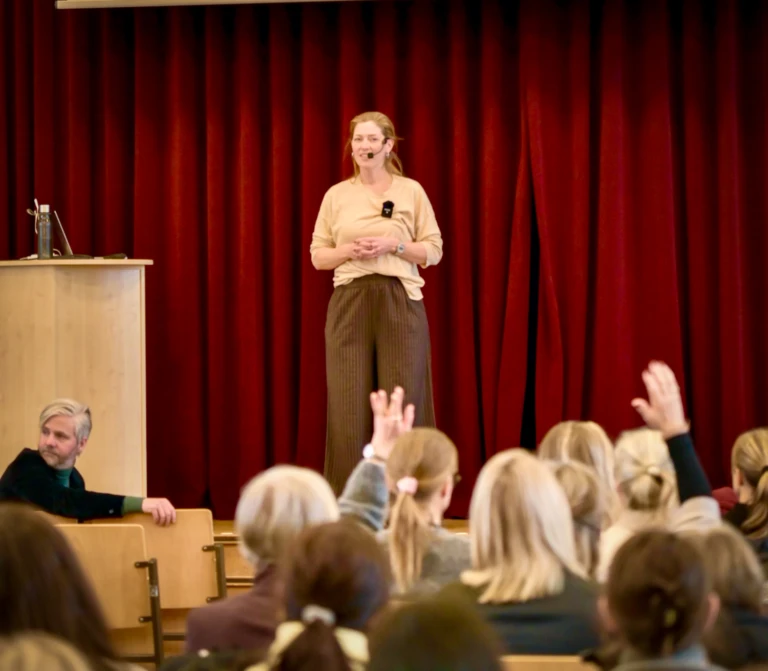 Sissela Nutley föreläser på scen för en stor publik i Helsingborgs stad.