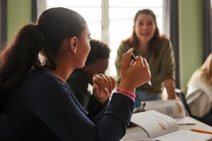 En elev i klassrummet som tittar på sin lärare.