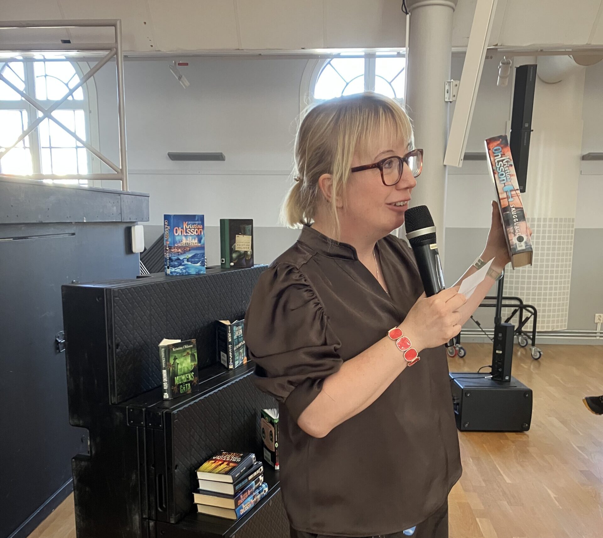 Författaren Kristina Ohlsson berättar om sitt författarskap för elever i Åstorp.