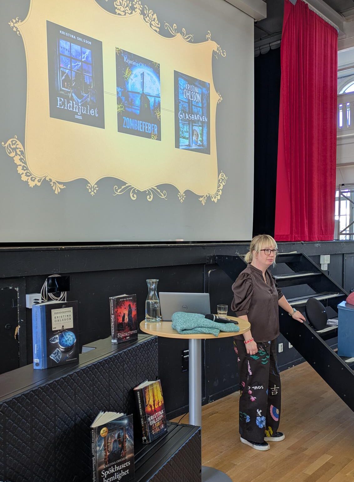 Författaren Kristina Ohlsson berättar om sitt författarskap för elever i Åstorp.