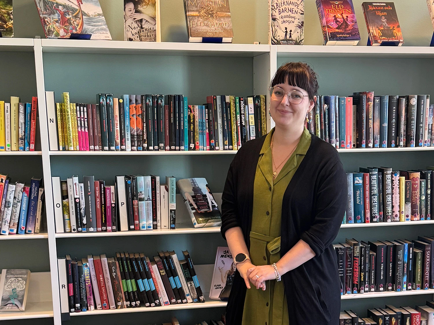 Hanna Eriksson i Gläntanskolans bibliotek där AI har blivit en naturlig del av undervisningen.