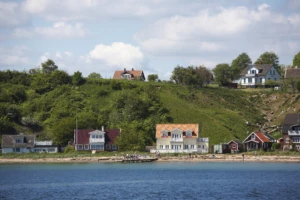 Vy mot Bäckviken på Ven från en båt 
Maj 2008  Ange vid användning: 'Foto: studio-e.se'