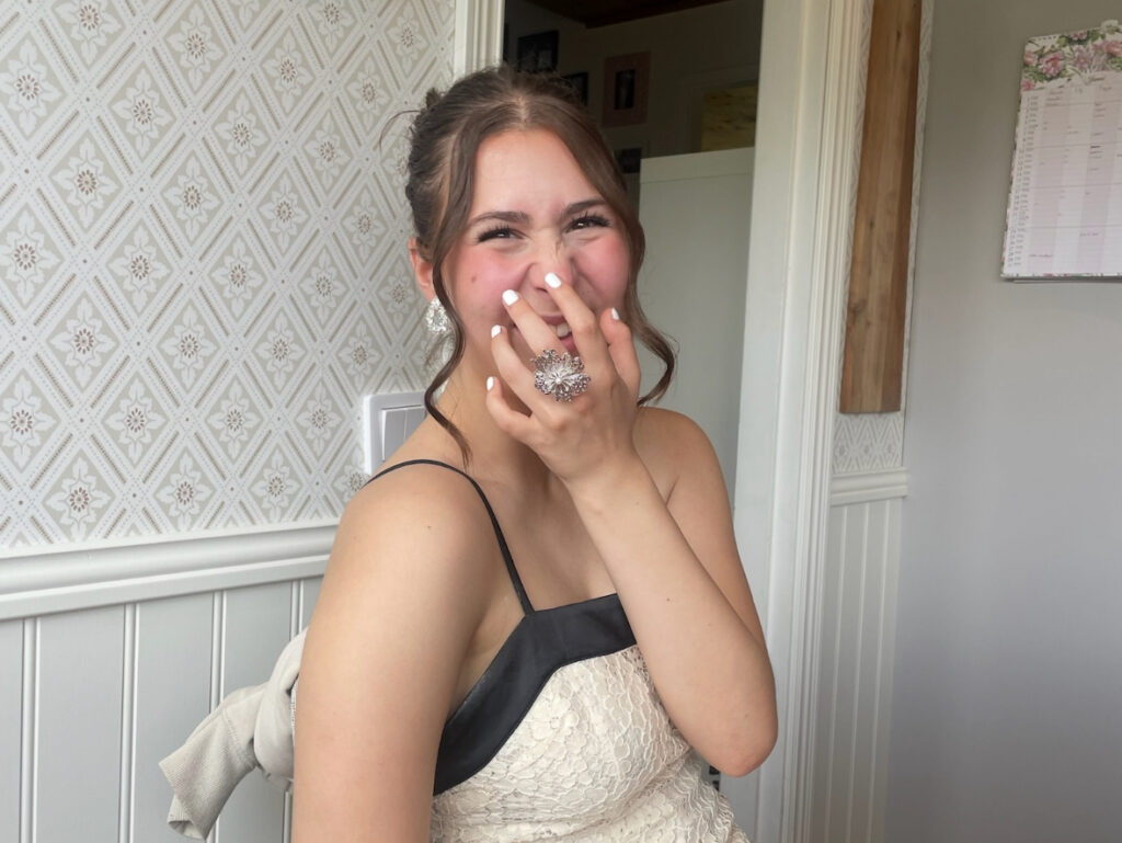 En person sitter framför en vägg