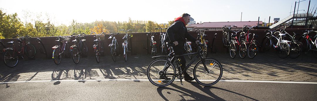 Möbler och utrustning: Man som cyklar förbi cykelställ vid Ramlösa station i Helsingborg. (foto: Andreas Hillergren)