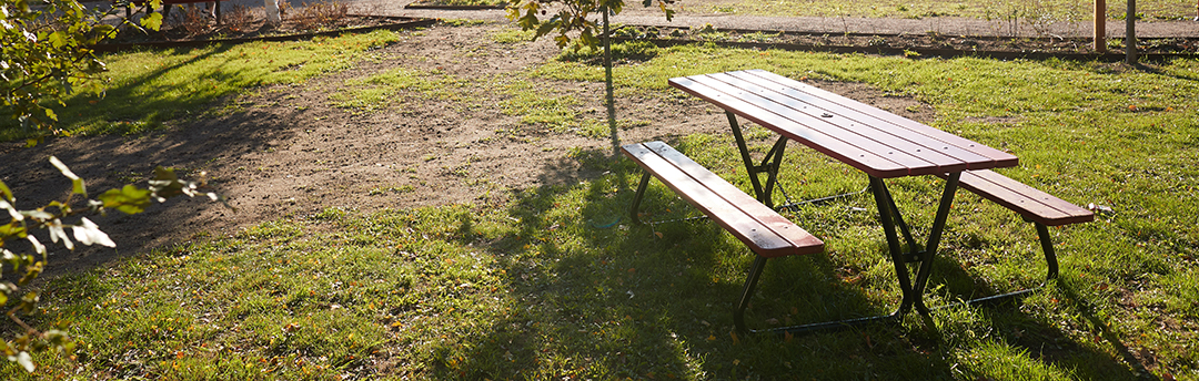 Bänkbord i naturområde i Helsingborg